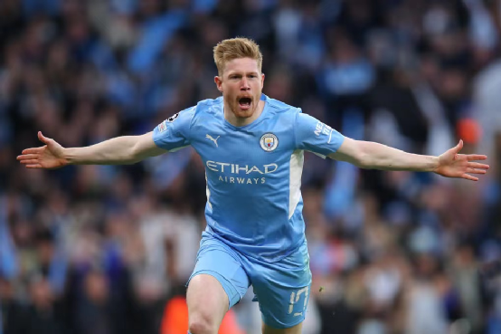 53岁齐达内夜游上海，与大妈踢毽子几分钟融入氛围，展现顶级球商